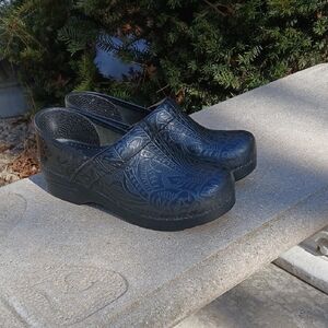 DANSKO TOOLED LEATHER CLOG sz 39 (9)